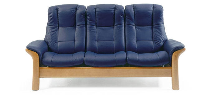 Canapé chic et confort classique au dossier haut inclinable en 3 places relax en cuir bleu (existe en 140 couleurs différentes et aussi en tissu) Stressless Windsor.